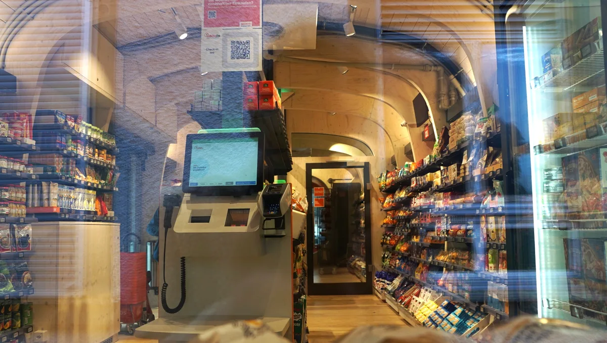 Blick ins Innere eines Migros-Teo-Selbstbedienungsladens.